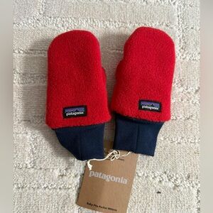 NWT Patagonia Mittens 6-12 m